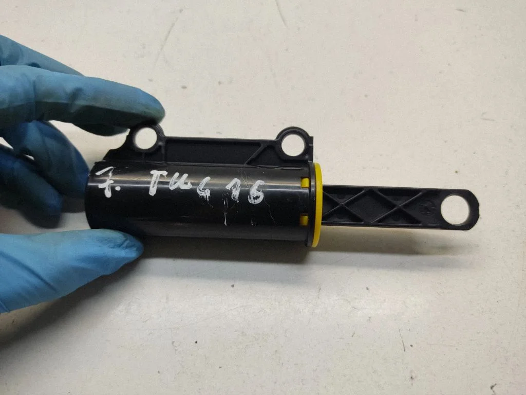 Glovebox shock absorber – front