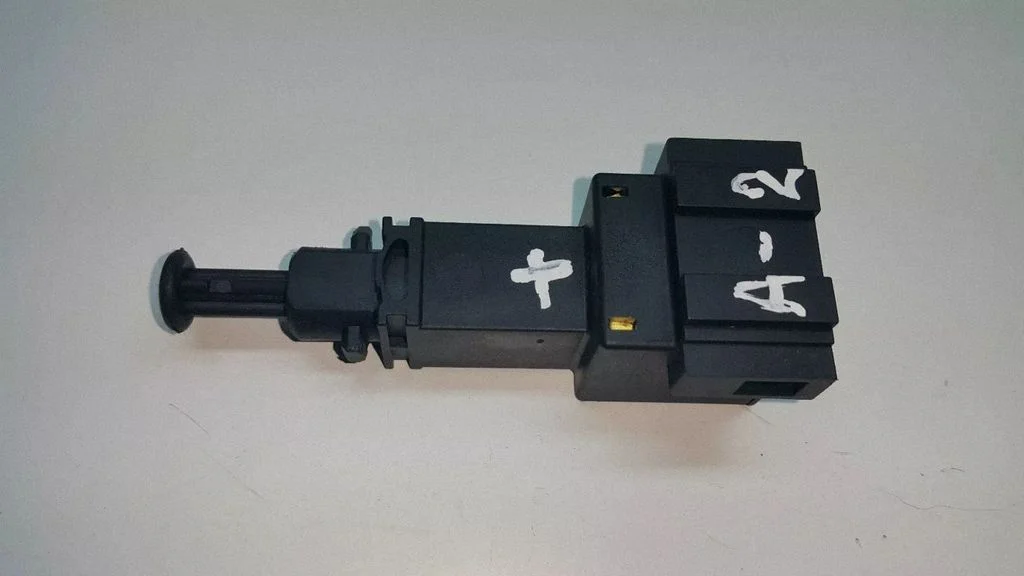 Brake pedal sensor switch V107300991
