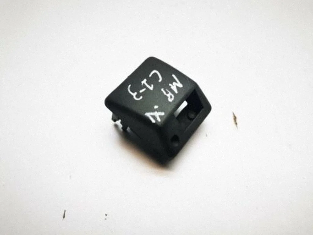 Esiklaasi pesuvedeliku pihusti(d) – eesmine