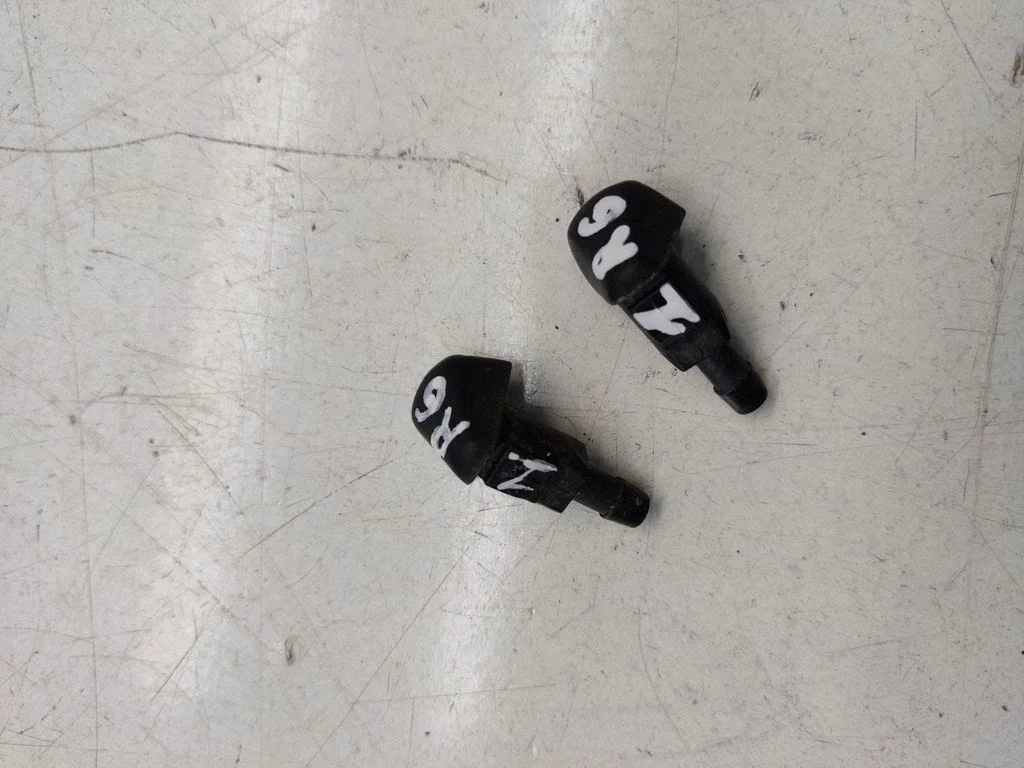 Windshield washer spray nozzle – Land Rover Range Rover L322 (2002-2012)