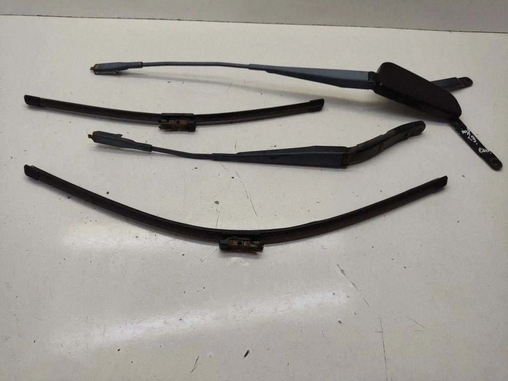 Windshield/front glass wiper blade – Mercedes-Benz ML-Class W164 (2005-2011)