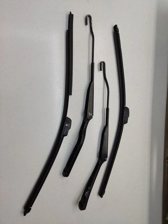 Windshield/front glass wiper blade 56671828