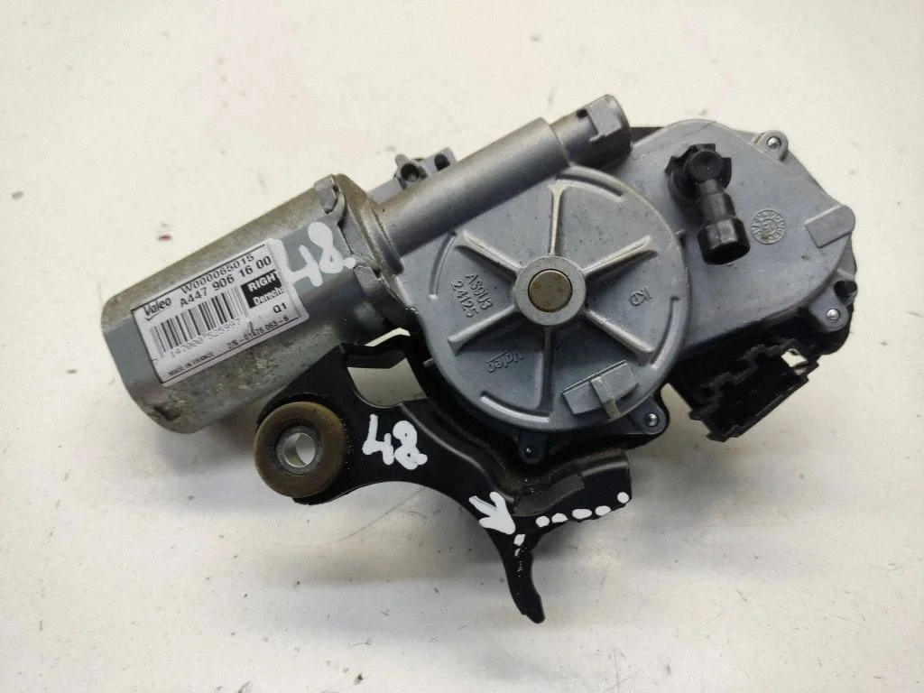 Aizmugurējā stikla tīrītāja motoriņš A4479061600