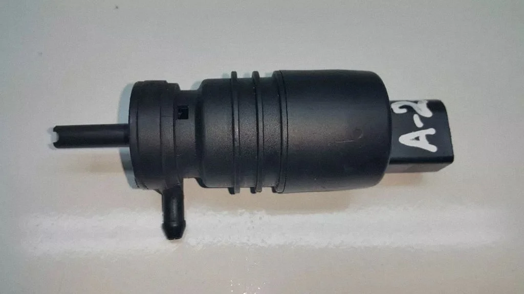 Windscreen/windshield washer pump – front