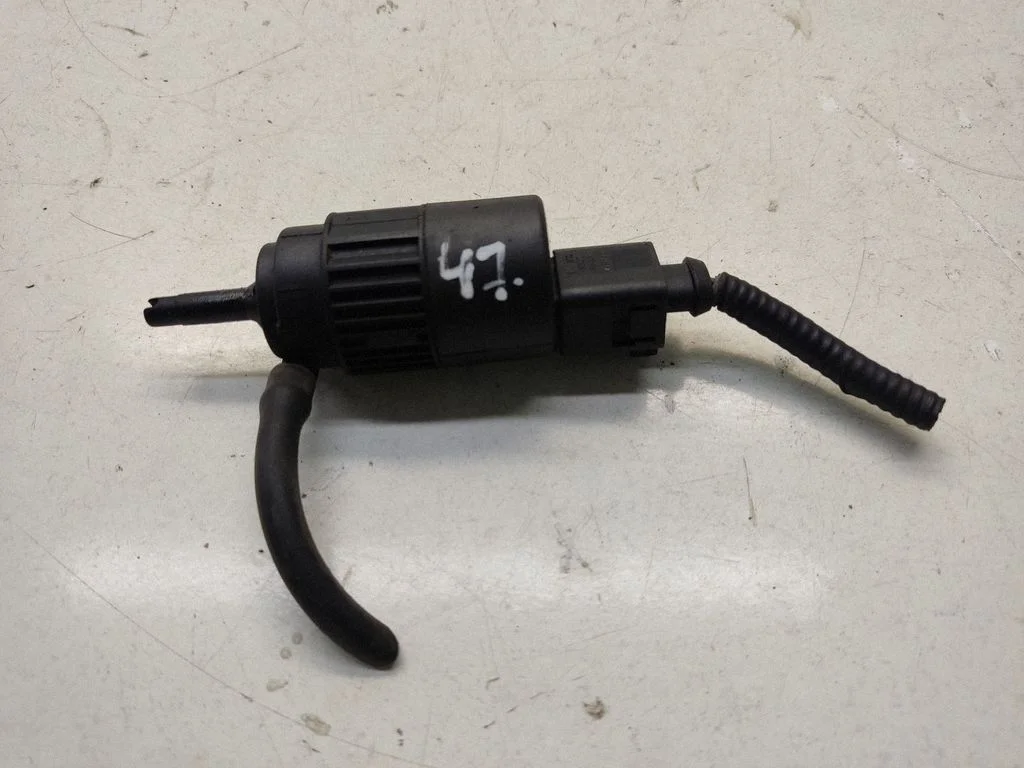Klaasipesuvedeliku pump (klaaside) – Nissan Qashqai+2 (2008-2010)