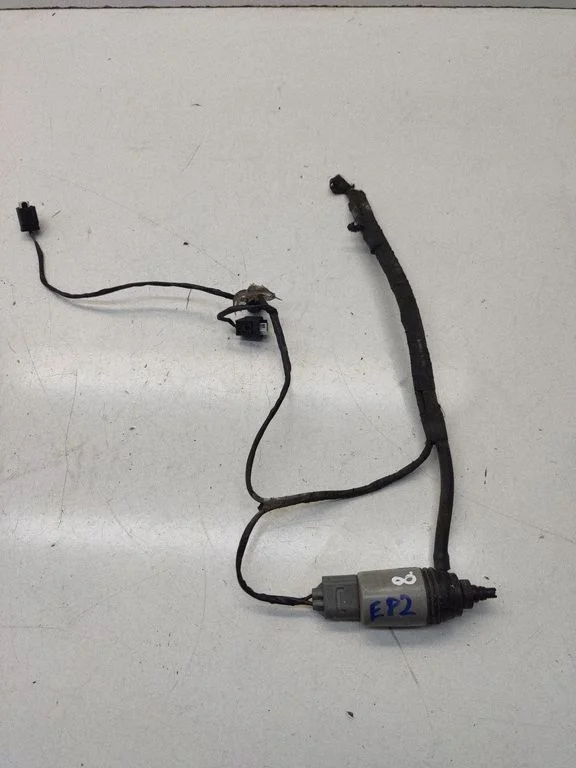 Windscreen/windshield washer pump – BMW 1 Series E82 E88 (2007-2014)