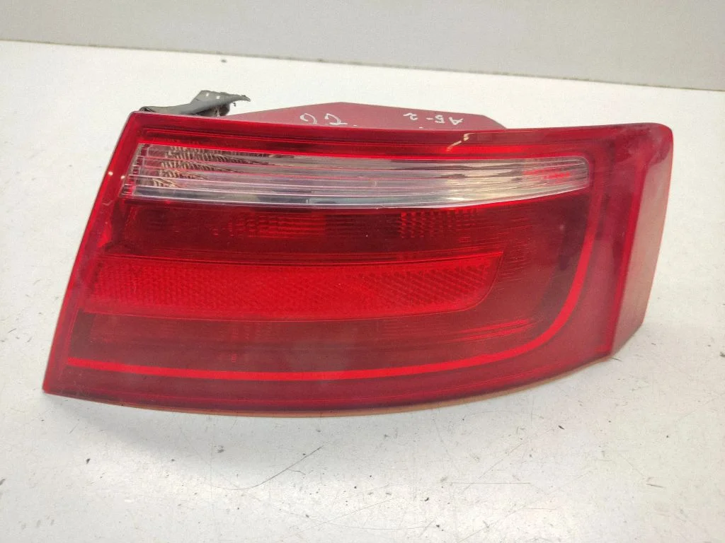 Lampa tylna w błotniku 8T0945096