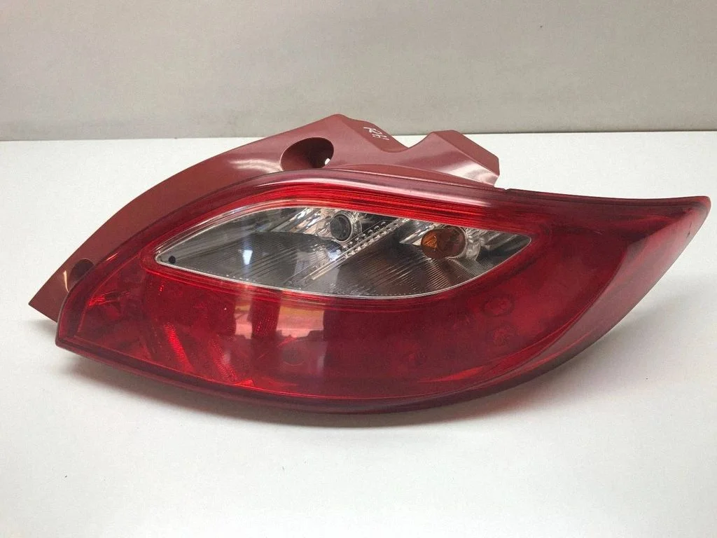 Lampa tylna w błotniku D65151160