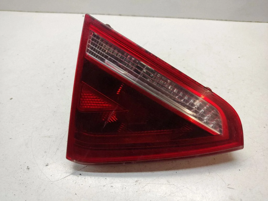 Lampa tylna w klapie 8T0945093