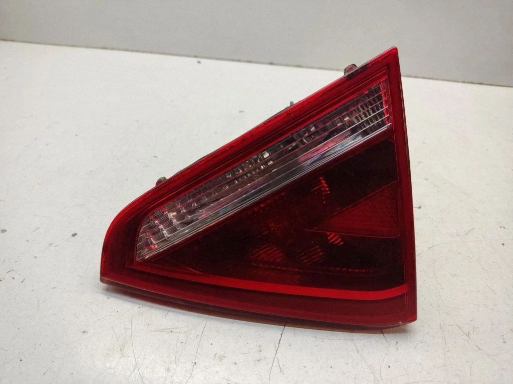 Lampa tylna w klapie 8T0945094