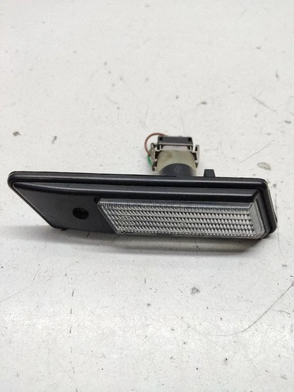 Front fender indicator light E13010250