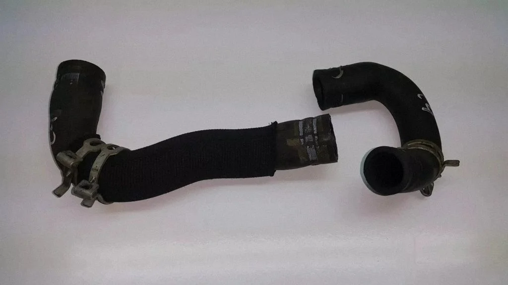 Engine coolant pipe/hose – front