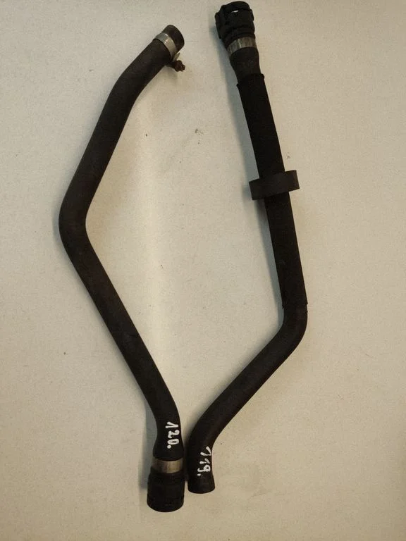 Engine coolant pipe/hose