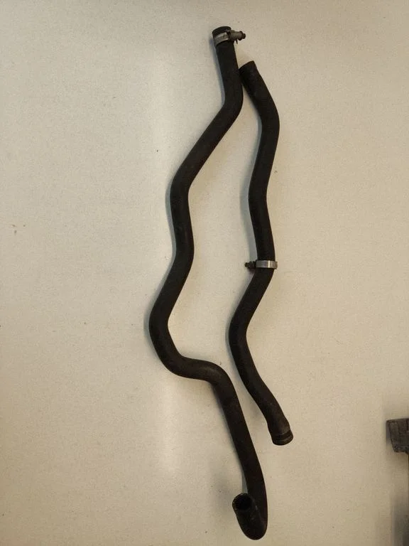 Engine coolant pipe/hose