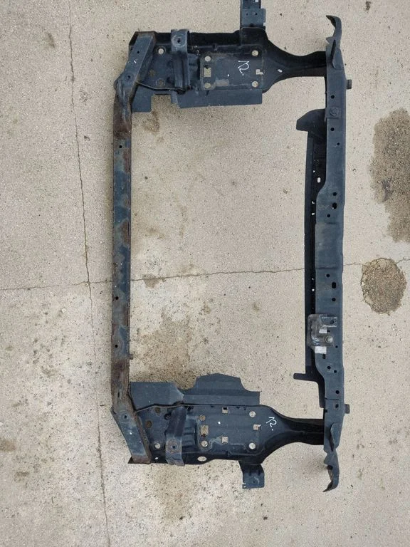 Radiaatori tugipaneel – Nissan Qashqai+2 (2008-2010)