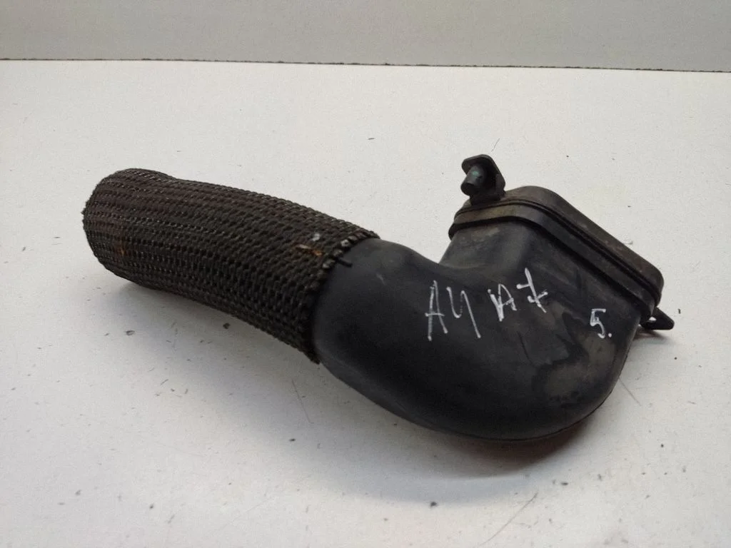 Õhu sisselaske voolik (-ud)/ toru (-d) 8E0129604