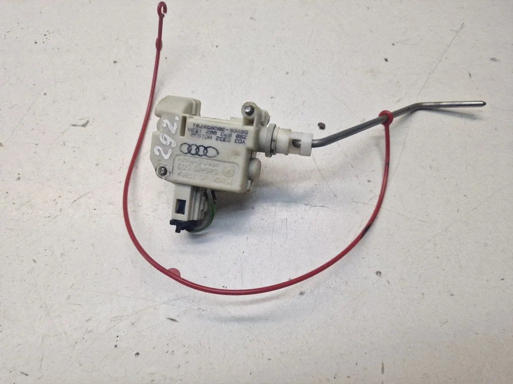 Fuel tank cap lock 8P0862153