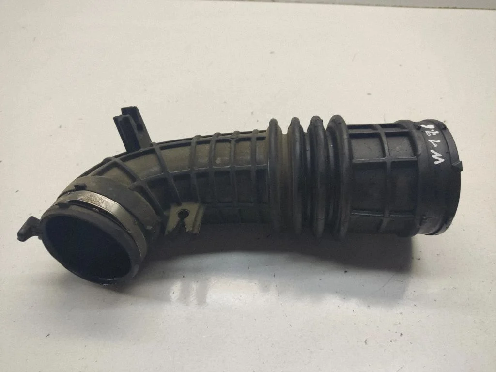 Air intake hose/pipe A6070900037