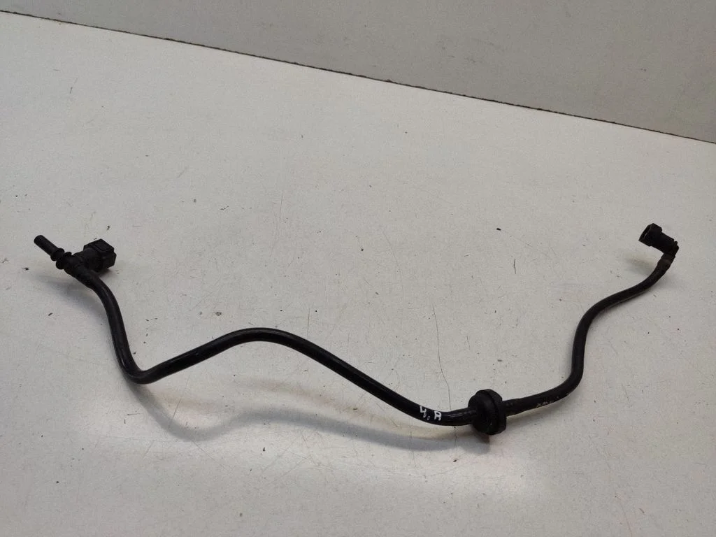 Fuel line pipe – front