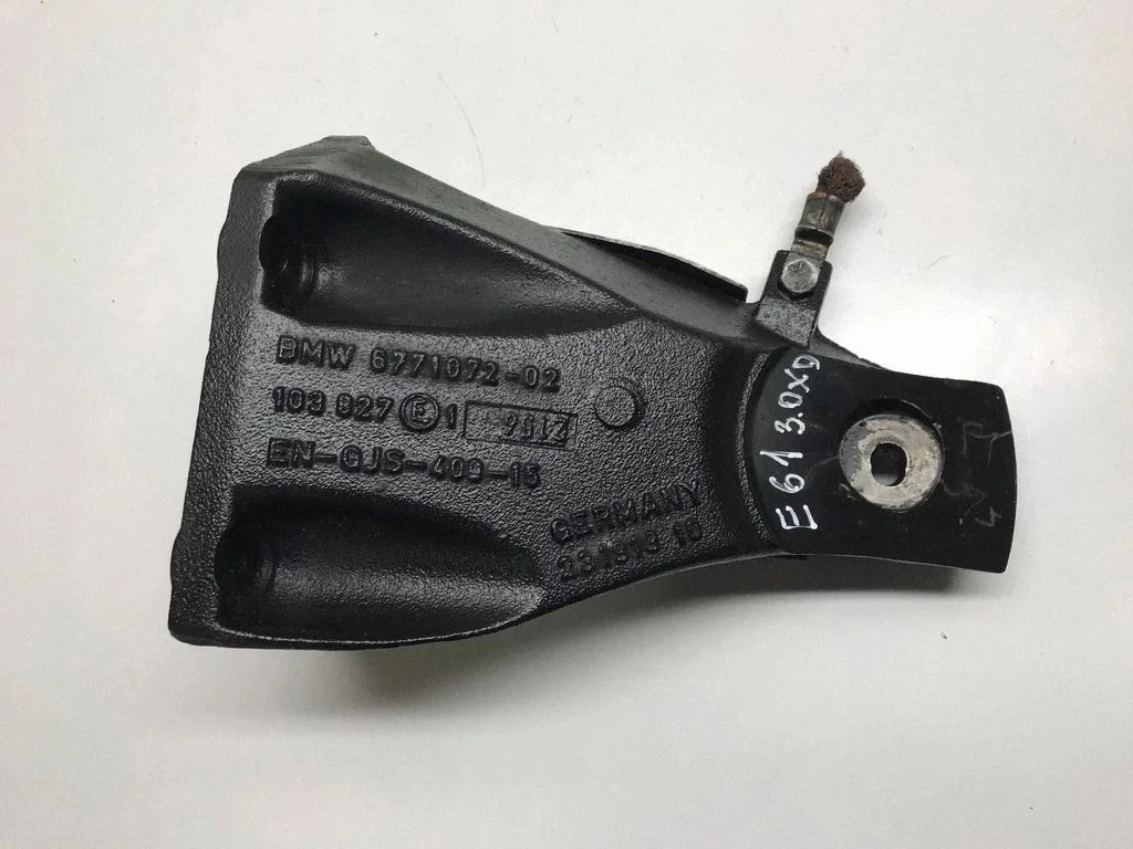 Engine mount bracket 6771074