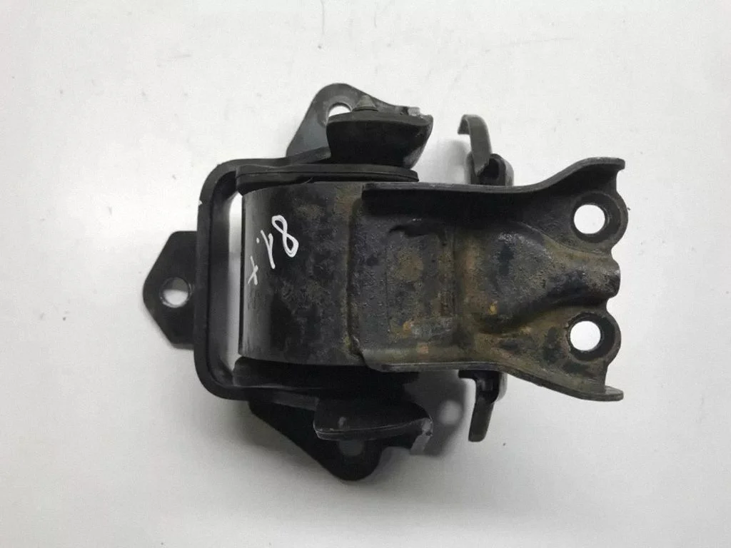 Engine mount bracket 218142E400