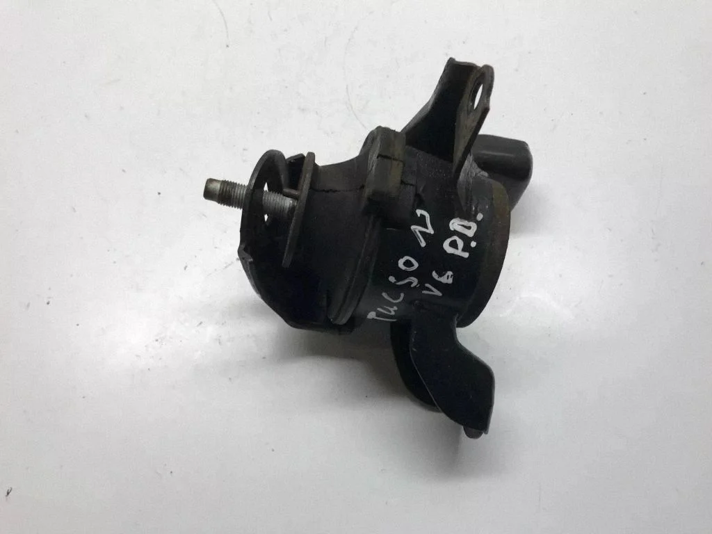 Engine mount bracket 218122E000