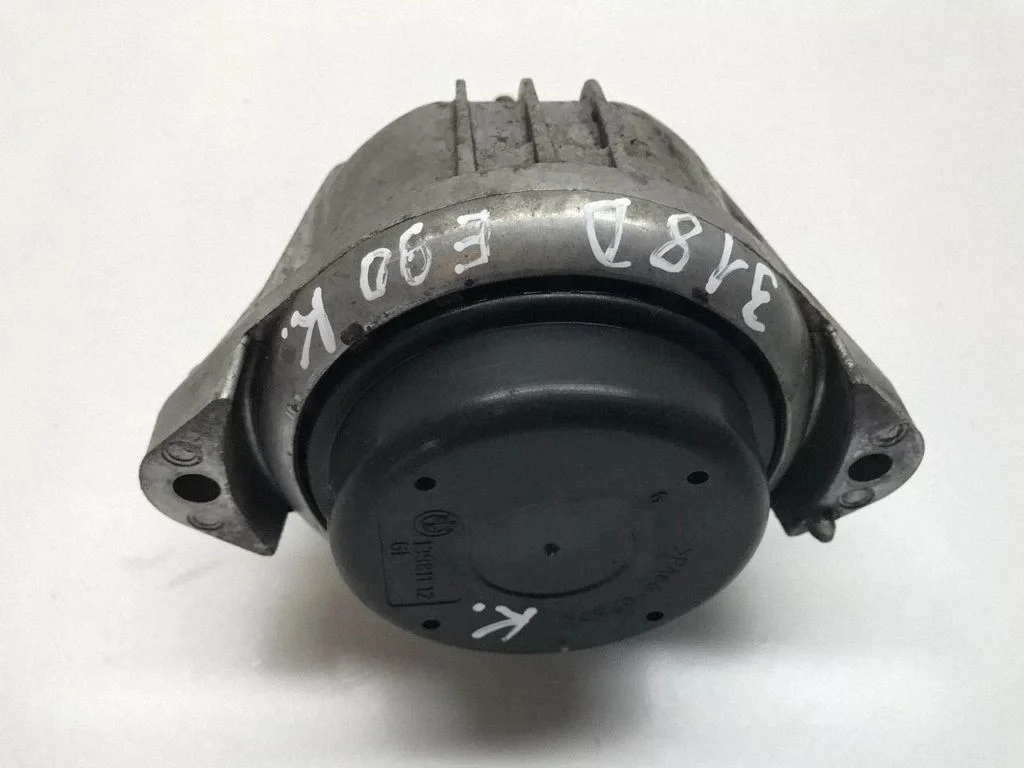 Engine mount bracket 13981112