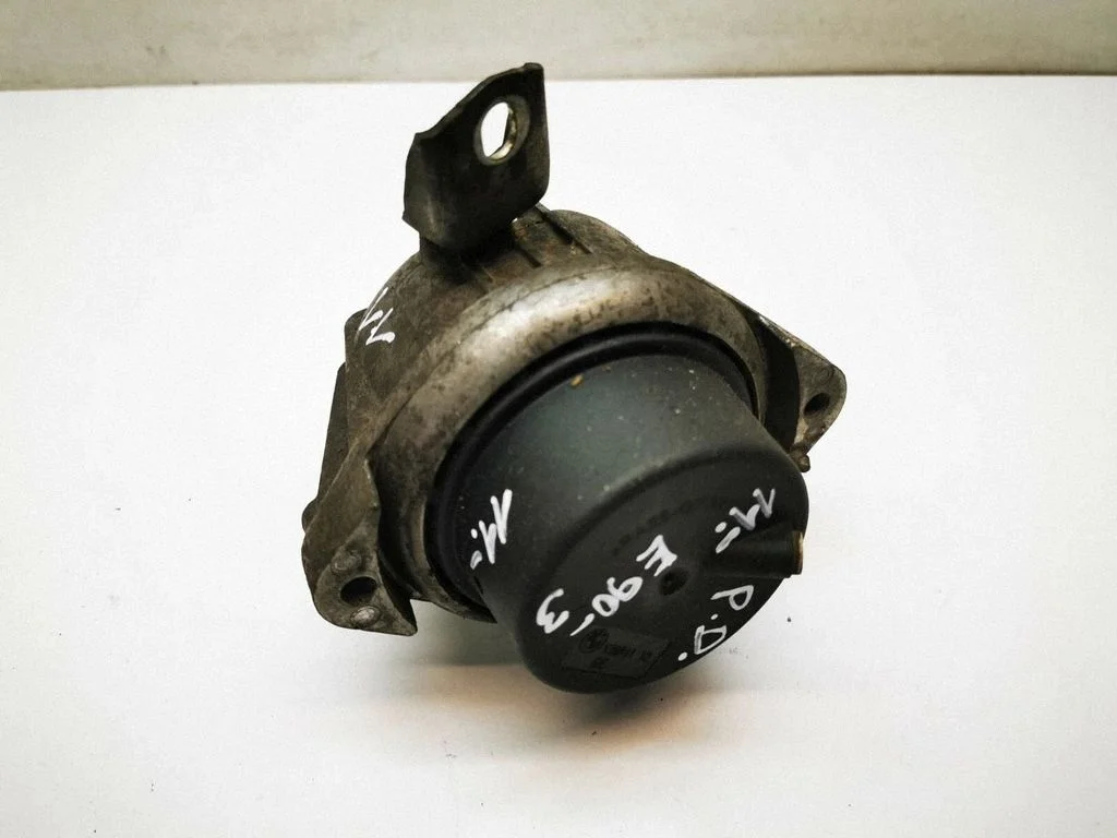 Engine mount bracket 13981112