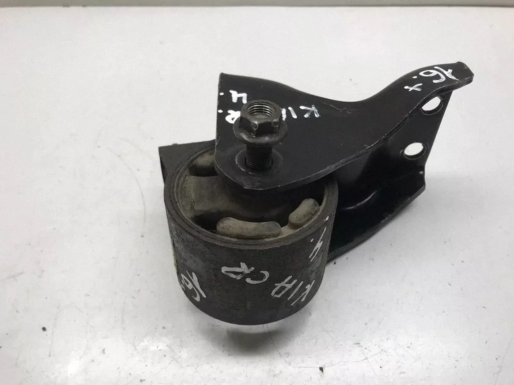 Engine mount bracket – KIA Carens I (1999-2006)