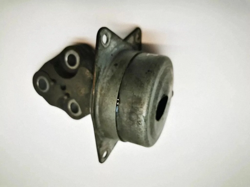 Engine mount bracket 13207534