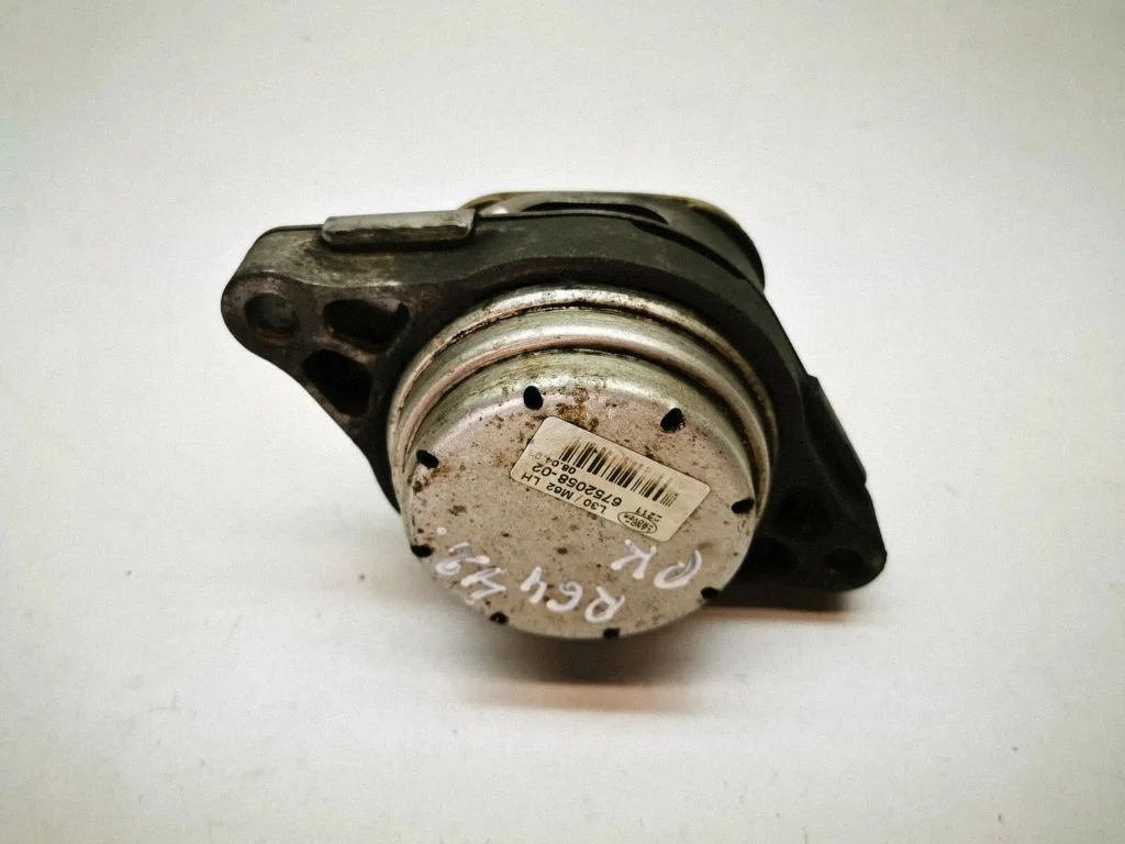 Engine mount bracket 6752058