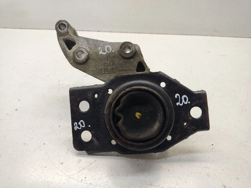 Engine mount bracket DD130707