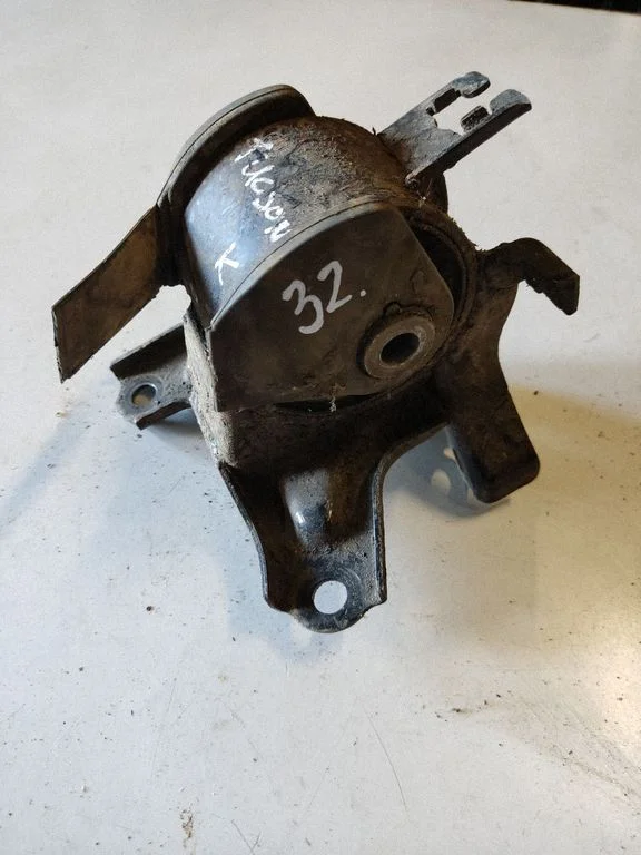 Engine mount bracket 218142E000