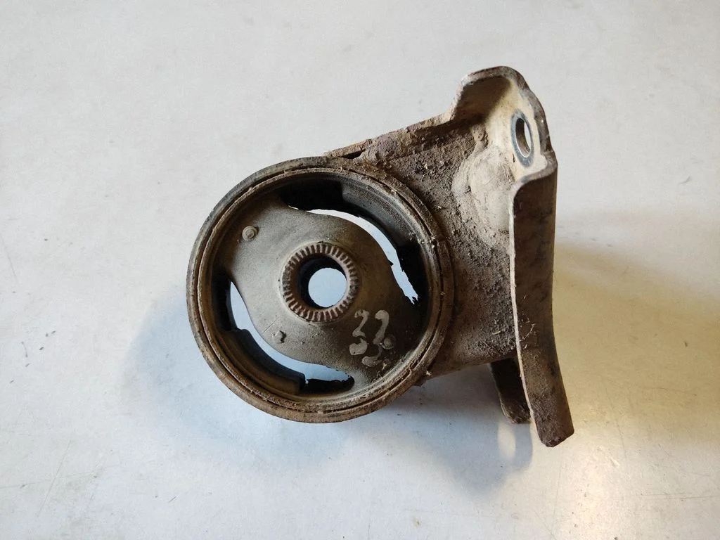 Engine mount bracket 219112E100