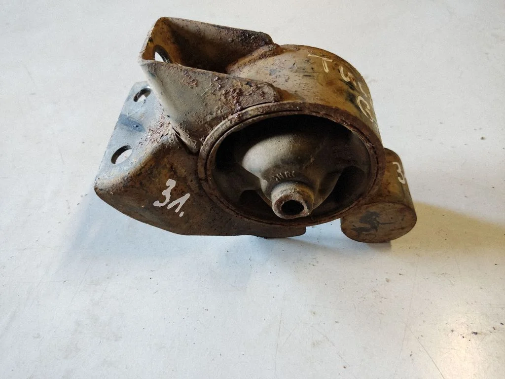 Engine mount bracket 219312E300