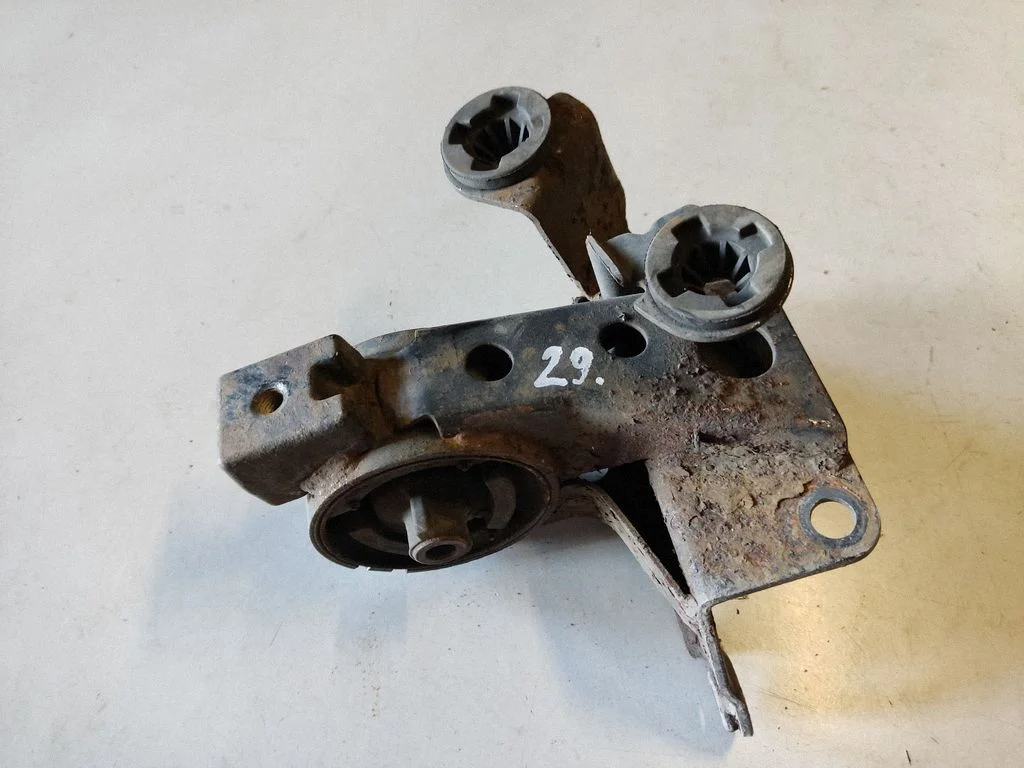 Engine mount bracket – Nissan X-Trail T30 (2001-2007)