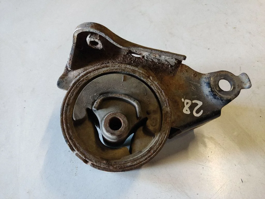 Engine mount bracket – Nissan X-Trail T30 (2001-2007)