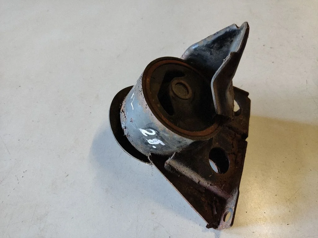 Engine mount bracket – Nissan X-Trail T30 (2001-2007)