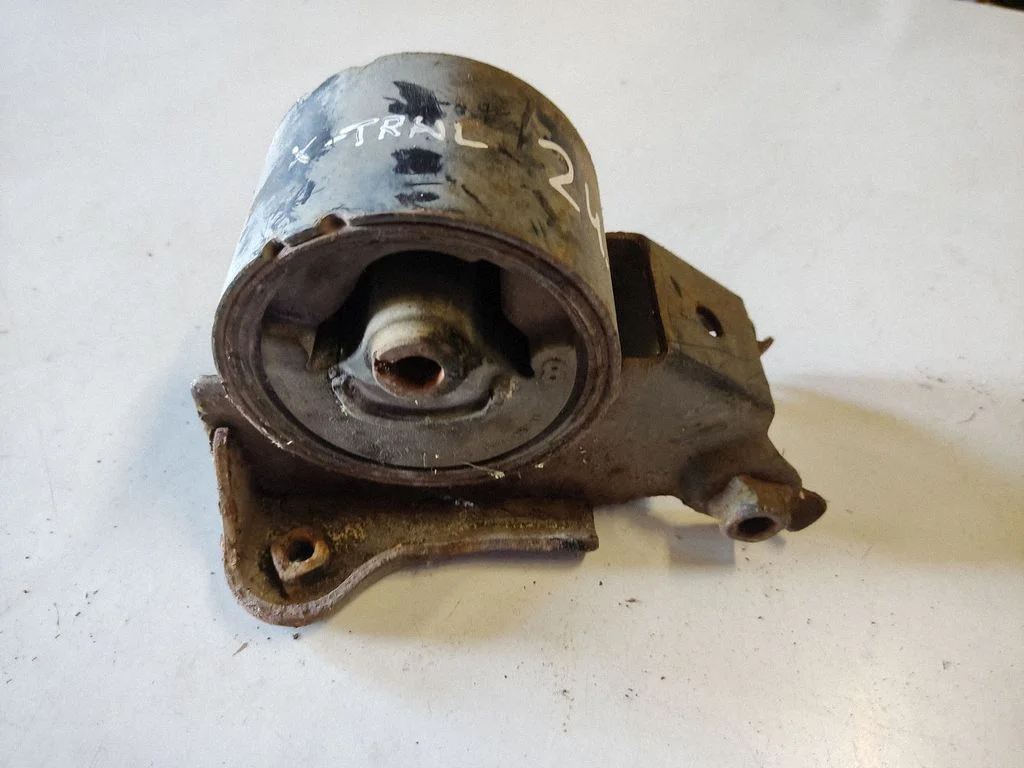 Engine mount bracket – Nissan X-Trail T30 (2001-2007)