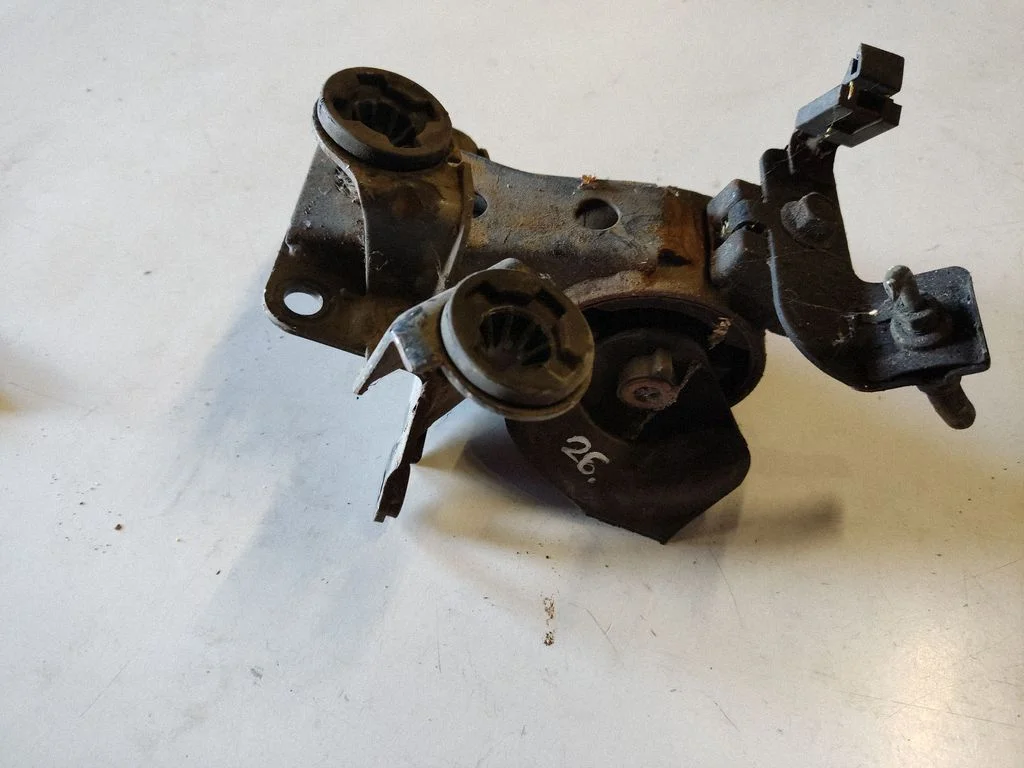 Engine mount bracket – Nissan X-Trail T30 (2001-2007)