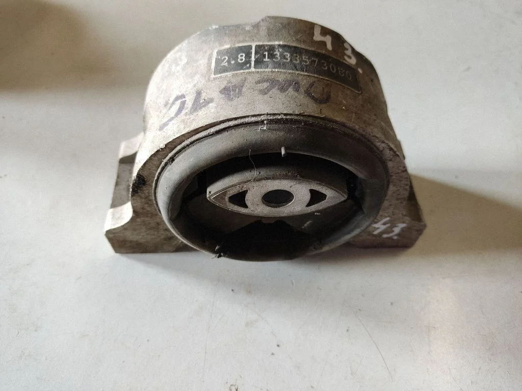 Engine mount bracket 1333573080
