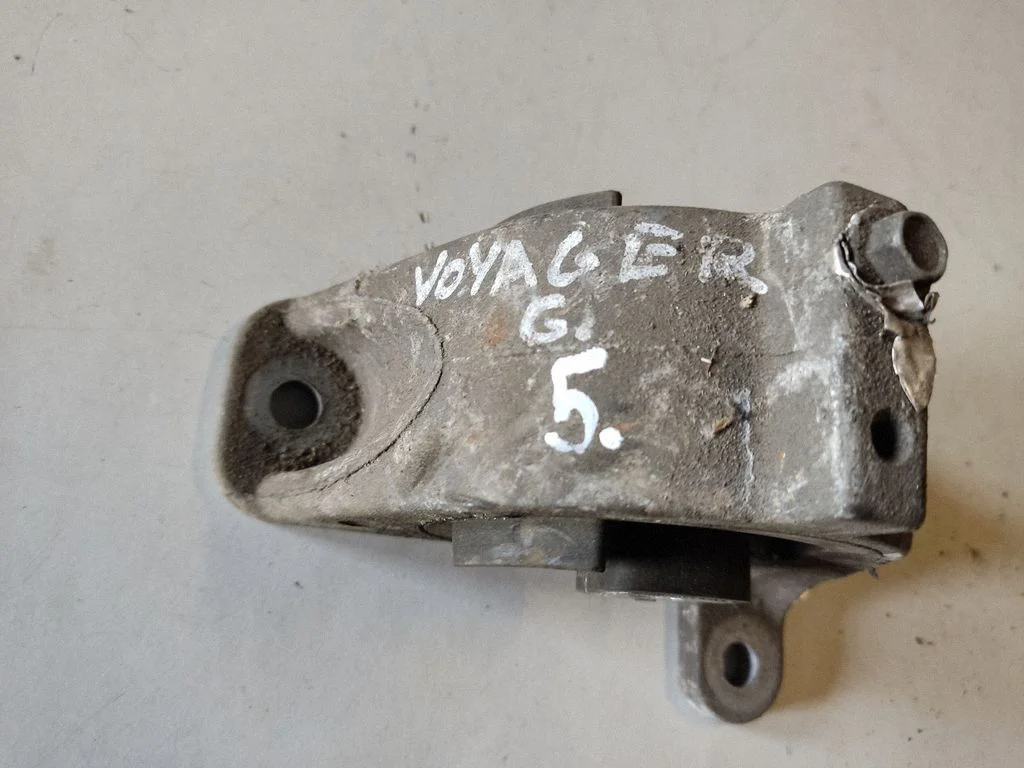 Engine mount bracket 04861399AA