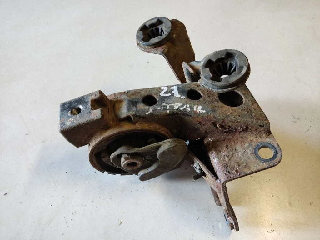 Engine mount bracket – Nissan X-Trail T30 (2001-2007)