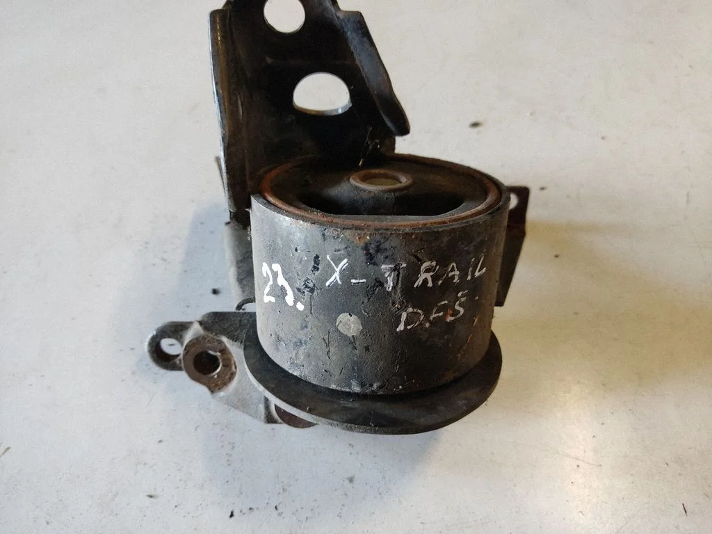 Engine mount bracket – Nissan X-Trail T30 (2001-2007)