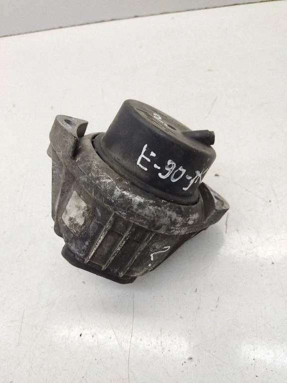 Engine mount bracket 13981112