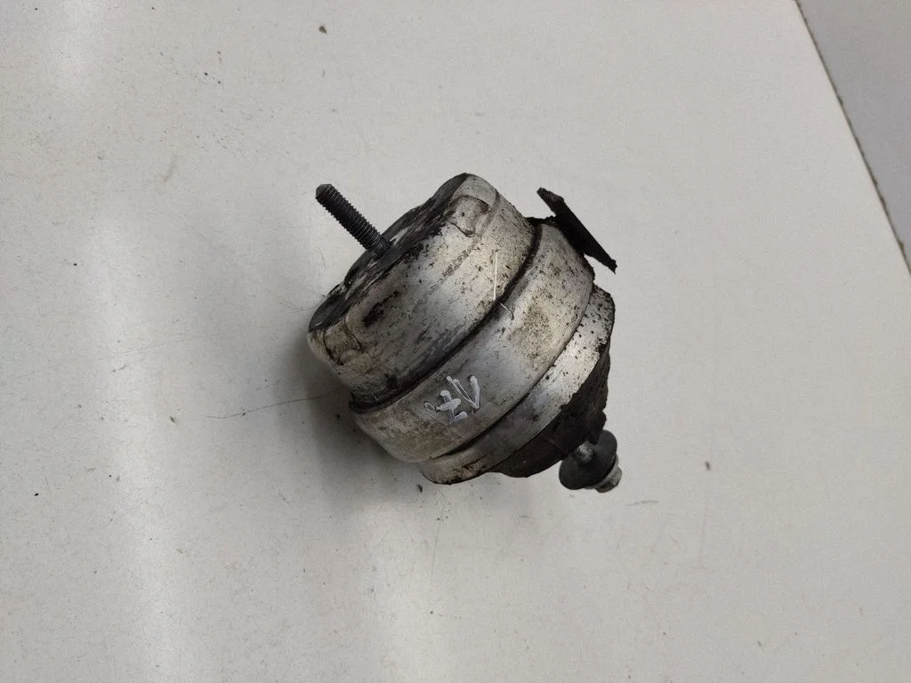 Engine mount bracket 8D0199382M