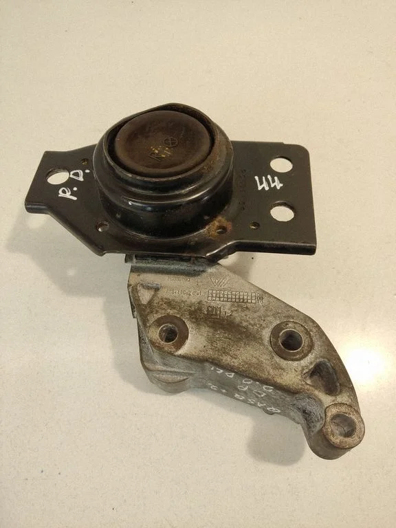Engine mount bracket F6036100