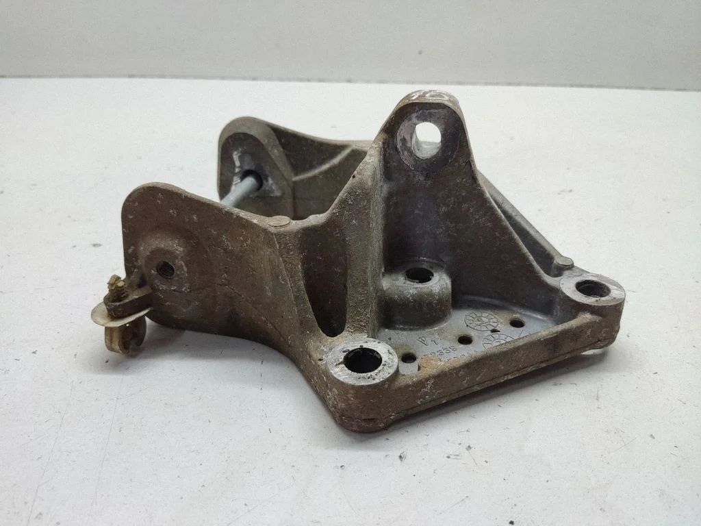 Engine mounting bracket 04721570AA