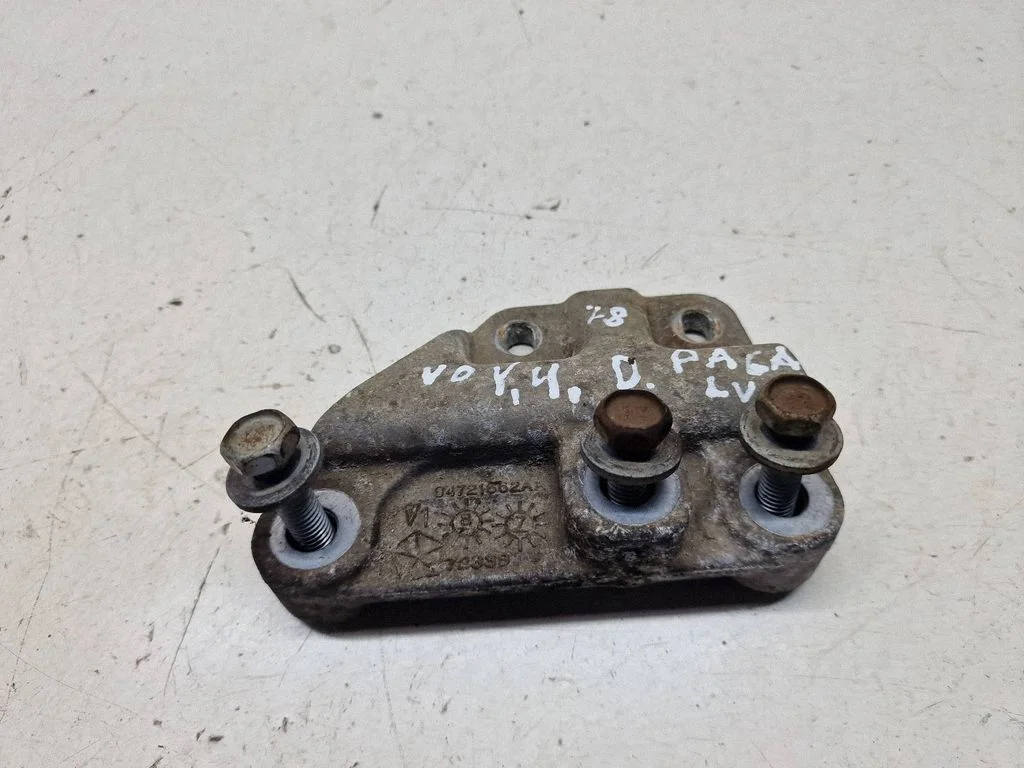 Engine mounting bracket 04721662AA