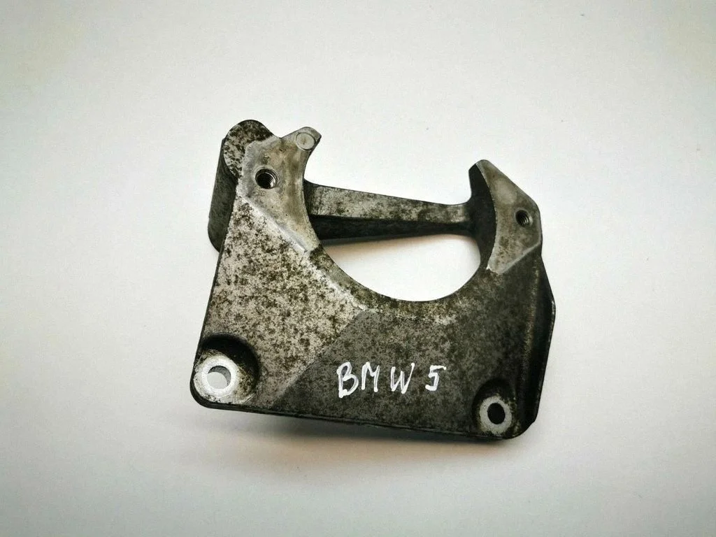 Engine mounting bracket 6761117